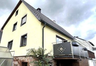 Gepflegte kleine 4-Zi-DHH mit EBK, Balkon, kleinem Garten & Garage in guter Lage Marktredwitz