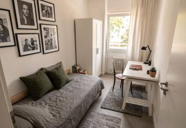 Neusaniert hell, möbiliertes WG-Zimmer Wohngemeinschaft 9qm in Berg am Laim mit Balkon, unbefristet