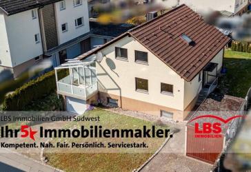 Ein- oder Zweifamilienhaus mit großem Grundstück & sonnigem Wintergarten