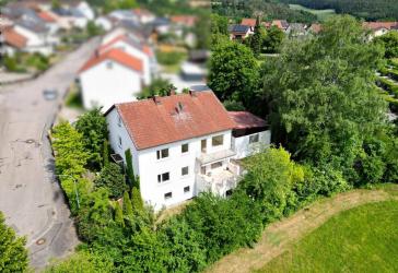 Mehr Generationen-Wohnen: Gepflegtes Zweifamilienhaus in idyllischer Lage