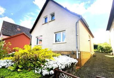 METEOR IMMOBILIEN : MIt großem Garten in dörflicher Lage