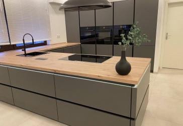 Moderne 3-Zimmer-Wohnung mit Balkon, Kamin & Fußbodenheizung
