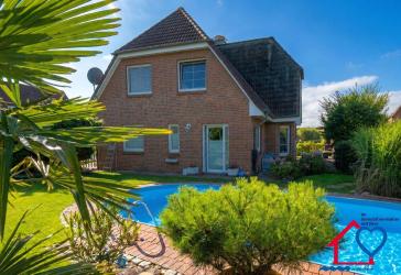 Viel Platz in Ostseenähe: Haus mit Pool, PV, Keller, Balkon, Terrasse & Doppelcarport