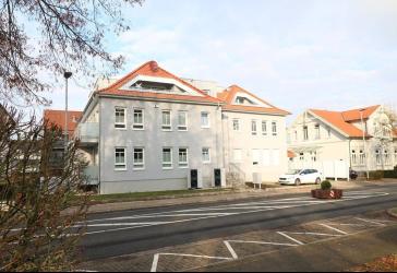 Top-Erstbezug m. Lift: Exklusive 2-Zi.-Whg. m. Balkon u. EBK im 1. OG Nähe Marktplatz