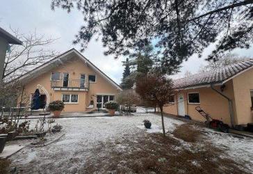 Bezugsfreies EFH mit Nebengelass und weiterem Bauland