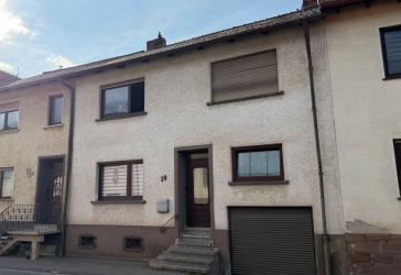 Renovierungsbedürftiges Einfamilienhaus mit Garten in zentraler Lage von Köllerbach