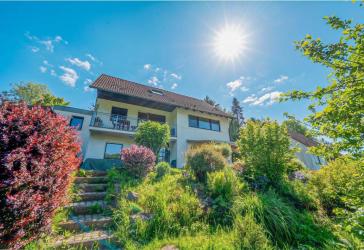 Raum für die ganze Familie: Helles Einfamilienhaus mit sonnigem Garten und Kachelofen in Hüttenbach