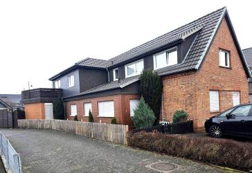 Platzwunder mit Potenzial: Freistehendes Zweifamilienhaus (komplett renoviert) mit Gewerbefläche in Wiedenbrück zu verkaufen