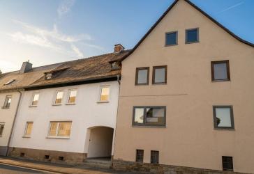 Zwei Häuser mit gemeinsamen Garten in Cornberg zuverkaufen.