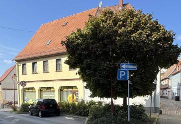 Wohn- und Geschäftshaus in zentraler Lage mit 14 vermieteten Stellplätzen zu verkaufen