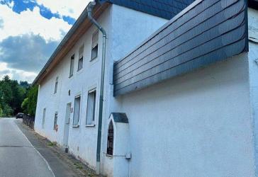 Sanierungsbedürftiges Haus mit großem Grundstück