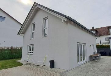 Neuwertiges, freistehendes Einfamilienhaus mit EBK und Kaminofen in ruhiger Lage von Waldkraiburg!