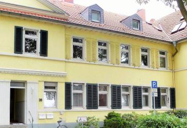 Bereits RESERVIERT!! ALTBAU-LIEBE: Hohe Decken & viel Licht! Große Wohnung im OG plus Ausbaureserve im DG!