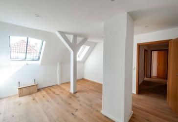 Elegante 4-Zimmer-Dachgeschosswohnung mit Charme - Lichtdurchflutet in Esslingen