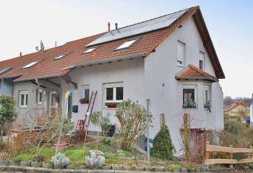 Reihenendhaus mit 6 Zimmern, zwei Balkonen & PV-Anlage - flexibel nutzbar und sofort bezugsfrei