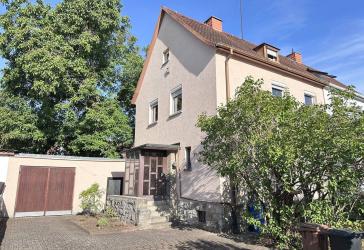 Doppelhaushälfte mit Potenzial in begehrter Lage Würzburg/Frauenland.
