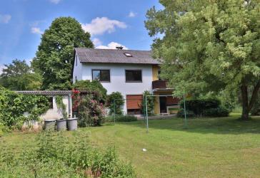 Sanierungsbedürftiges Zweifamilienhaus mit großem Grundstück!