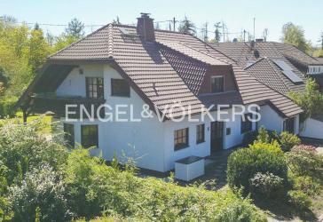 Großzügige Landhausvilla in bevorzugter Wohnlage