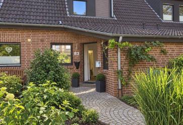 Kernsaniertes Reihenmittelhaus mit Garten, Garage in Krefeld-Hüls