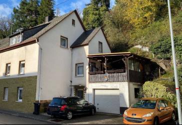 Wohnhaus mit Hof, Garage und Terrasse