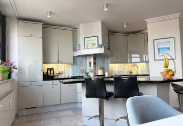 ZWEI EBENEN. EIN BESONDERES WOHNGEFÜHL - DG-Maisonette mit 2 Bädern, EBK, Klimaanlage und Tiefgarage