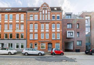 Bes. 17.08. zum 01.10. - Sanierter 2-Zimmer-Altbaug mit Balkon