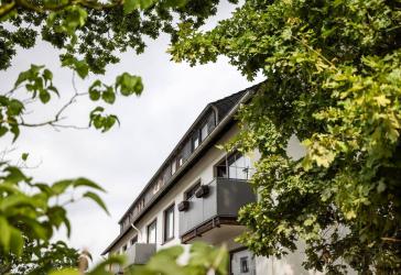 *** UNKOMPLIZIERTE KAPITALANLAGE - 3 ZIMMER - BALKON - STELLPLATZ - LEBENDIGE LAGE - VERMIETET ***