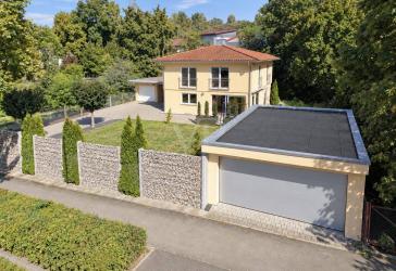 Stilvolles Einfamilienhaus in mediteranem Stil mit großzügigem Grundstück 3 Garagen und Carport