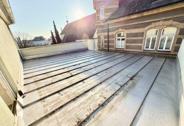 Mega-Potential: 42 qm Dachterrasse, 143 qm Wohnfläche, sofort bezugsfähig, 6-Zimmer-Eigentumswohnung im Dachgeschoss, sehr hell, 255 cm Raumhöhe