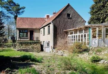 RESERVIERT! Verwunschenes Eckgrundstück mit viel Privatsphäre und sonnigem Landhaus inklusive Bauplatz