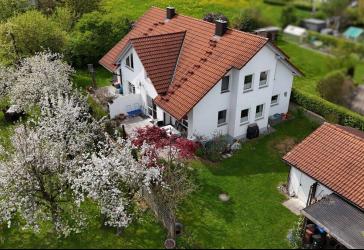 Moderne Doppelhaushälfte mit Wohlfühlgarten und Sonnenterrasse