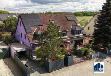 Modernisiertes Reihenendhaus mit Photovoltaik und Klimaanlage vor den Toren Berlins