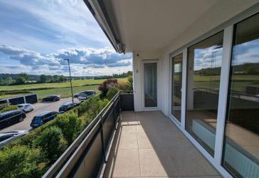 Kernsanierte 4-Zimmer-Wohnung in Ortsrandlage - Südbalkon, Feldblick & Garage