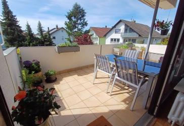Helle und geräumige 4-Zimmer-Wohnung mit Balkon und Garage