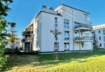 Neuwertige, schwellenfreie 3-Zimmer-Penthousewohnung mit Einbauküche und großer Dachterrasse