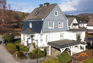 Olsberg: Großzügiges Einfamilienhaus mit Carport, Loggia und Garten