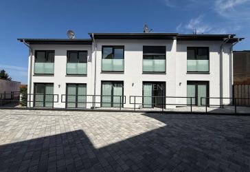 Neubau Reihenhausanlage (3 WE), Zimmervermietung, Mitarbeiter, möbliert, Zimmer, 2 Garagen