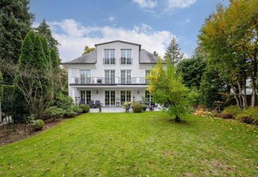 AIGNER - Luxuriös und durchdacht: Villa mit Aufzug in einem Parkgrundstück