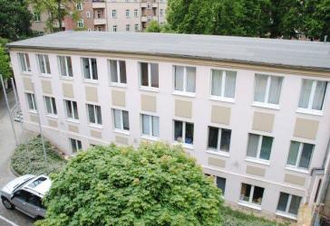 Schönefeld - 4-Raum-Hinterhauswohnung der besonderen Art mit Wanne, Fußbodenheizung & Sonnenterrasse
