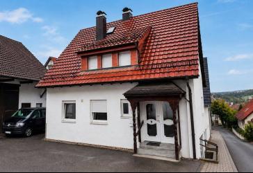 Haus mit Einliegerwohnung und Scheune in Wurmberg