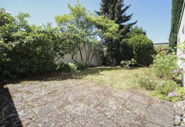 Wohnen auf einer Ebene: Bungalow mit Garten, Terrasse, Garagenstellplatz und Stellplatz davor