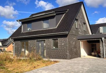 Sehr schönes Wohnhaus, Neubau mit Garage