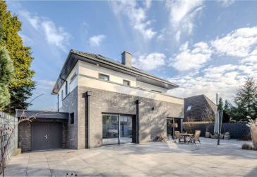 REPRÄSENTATIVE STADTVILLA MIT ERDWÄRME & PROFIKÜCHE AM GOLFPLATZ AHRENSBURG
