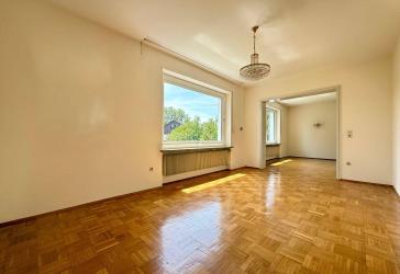 Helle 6-Zimmer-Wohnung mit großzügiger Raumaufteilung und Balkon in Hirschzell