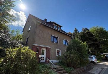 Attraktives Zweifamilienhaus mit Potenzial in zentraler Lage von Hausberge - Renovierungsbedürftig