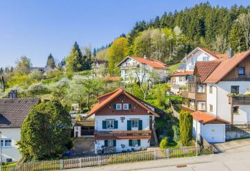 Liebhaberobjekt in Peiting: Charmantes Einfamilienhaus mit Weitblick in ruhiger Lage