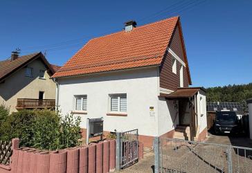 Kleines Haus, großes Grundstück: Viel Potential in Trippstadt