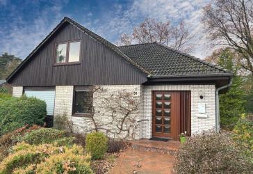Großes Einfamilienhaus mit Garage
