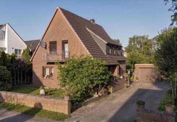 Vermietetes Zweifamilienhaus mit großzügigem Garten