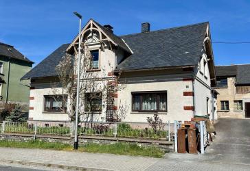 Wohnhaus mit Nebengebäude und Garage